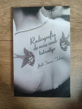 Radiografia de noia amb tatuatge