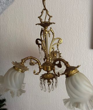 Lámpara de techo dorada con tulipas