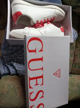 Deportivas Guess Blancas con Cordones Rosas