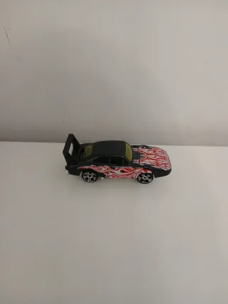 Coche de juguete Hot Wheels con llamas