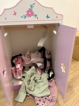 Armario de madera para muñecas