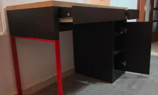 Escritorio moderno negro y rojo