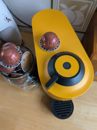 Cafetera Nespresso Vertuo Amarilla