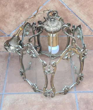 Lámpara colgante de metal y cristal