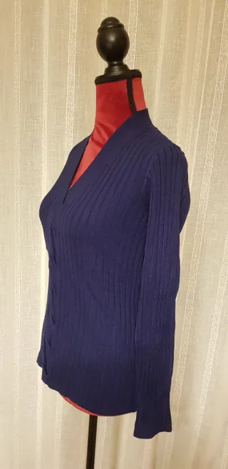 Jersey azulón cuello pico trenzado