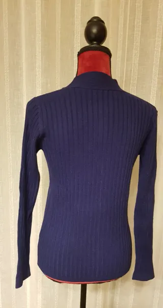 Jersey azulón cuello pico trenzado