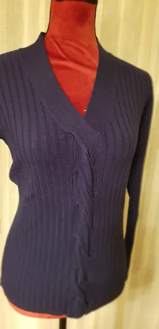 Jersey azulón cuello pico trenzado