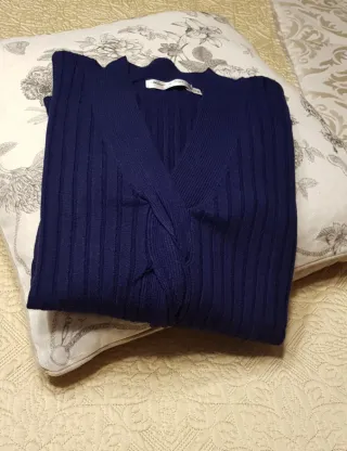 Jersey azulón cuello pico trenzado