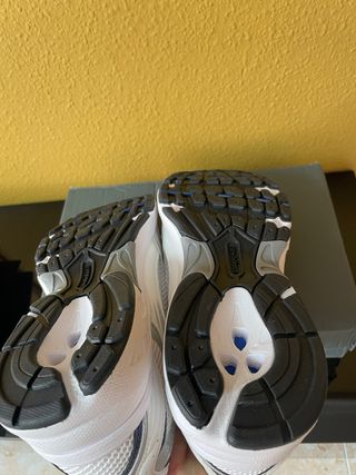 Zapatillas New Balance Running Plata y Blanco