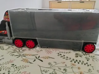 Camión porta coches de juguete