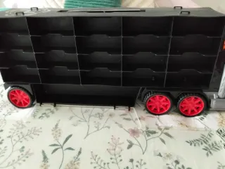 Camión porta coches de juguete