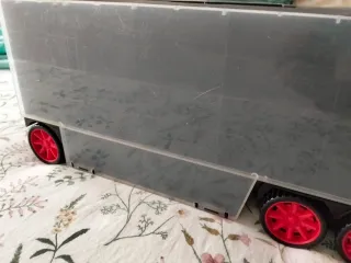 Camión porta coches de juguete