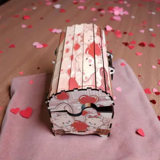 Caja de madera y papel con diseño de San Valentín