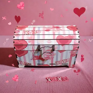 Caja de madera y papel con diseño de San Valentín