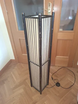 Lámpara de pie de bambú y papel