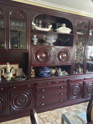 Mueble de caoba con vitrinas