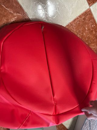 Puf de piel sintética rojo