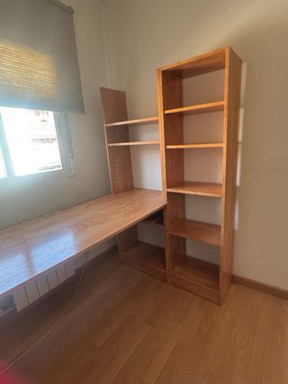 Escritorio madera con estantería