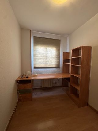 Escritorio madera con estantería