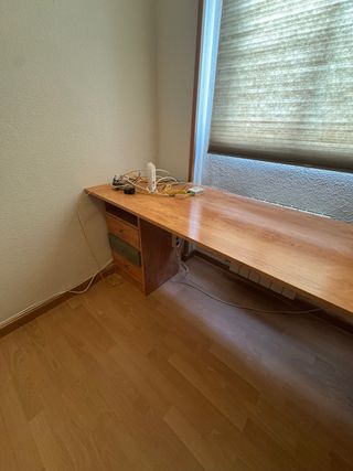 Escritorio madera con estantería