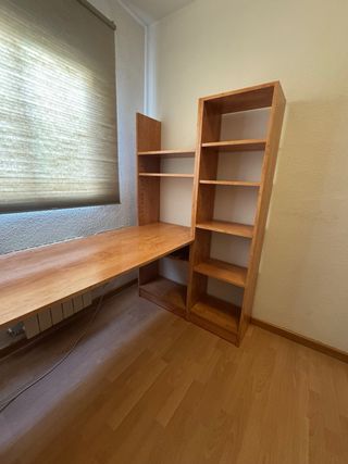 Escritorio madera con estantería