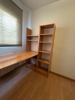 Escritorio madera con estantería