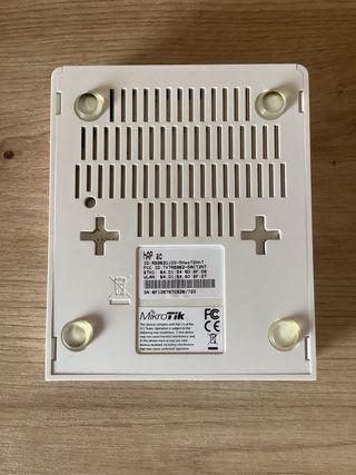 Router MikroTik RB962U