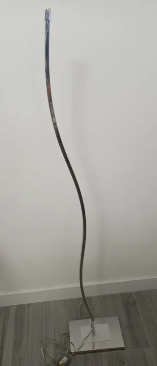 Lámpara de pie LED curva plateada