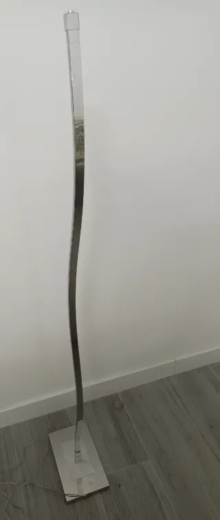 Lámpara de pie LED curva plateada