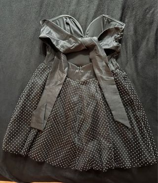 Vestido corto negro con lunares