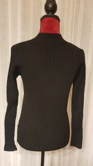 Jersey Negro Cuello Pico Acanalado Trenzado