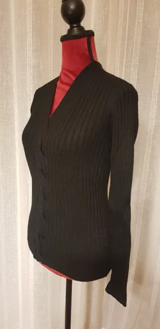 Jersey Negro Cuello Pico Acanalado Trenzado