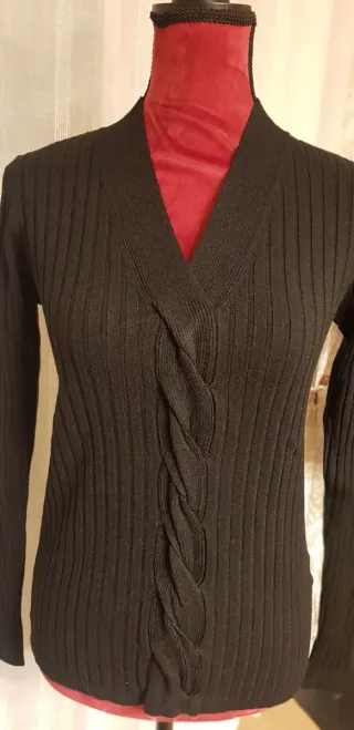 Jersey Negro Cuello Pico Acanalado Trenzado