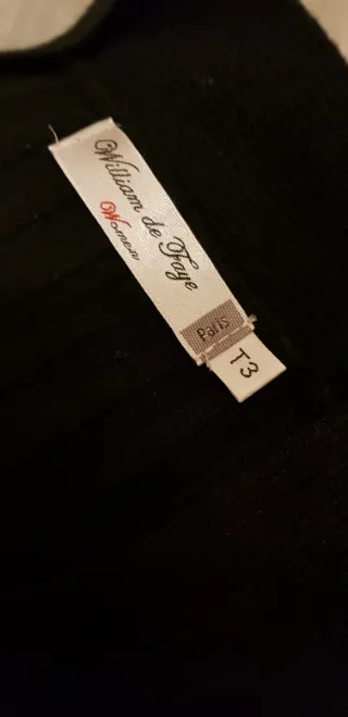 Jersey Negro Cuello Pico Acanalado Trenzado