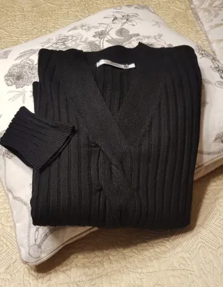 Jersey Negro Cuello Pico Acanalado Trenzado