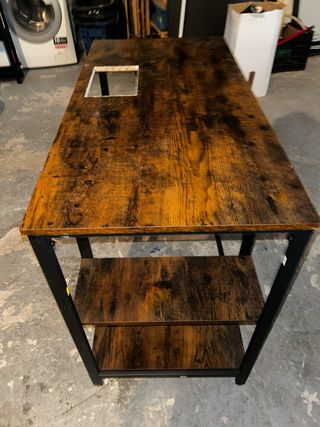 Escritorio madera y metal con hueco