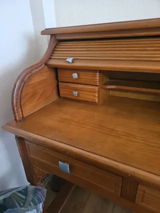 Escritorio de madera con persiana tipo boureaut