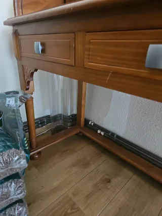 Escritorio de madera con persiana tipo boureaut