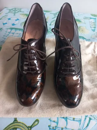 Zapatos de cordones Kesslord marrones, charol