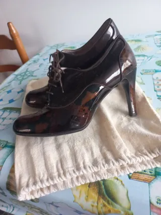 Zapatos de cordones Kesslord marrones, charol