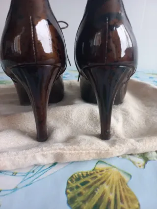 Zapatos de cordones Kesslord marrones, charol