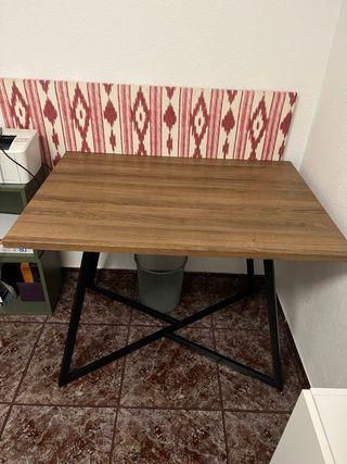 Mesa + 2 sillas y 2 bases mostaza de regalo