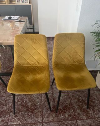 Mesa + 2 sillas y 2 bases mostaza de regalo