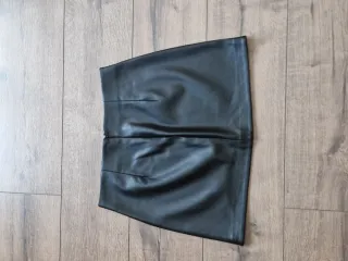 Falda negra efecto piel
