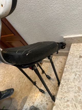 Sillín trasero bicicleta con manillar y pedales