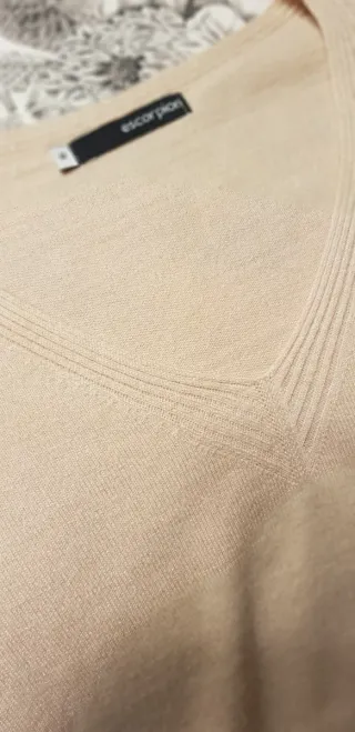 Jersey Escorpion cuello pico beige