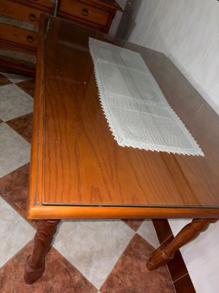 Mesa de madera con tapa de cristal