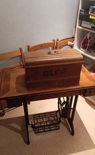 Máquina de coser Alfa antigua con mueble