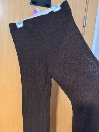 Pantalón marrón acanalado