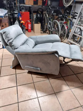 Poltrona reclinabile grigia in tessuto